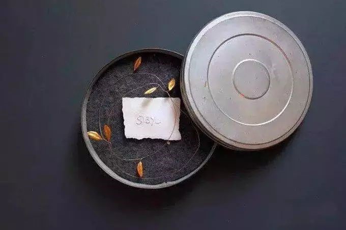 《白色謊言——女預(yù)言家》，紙、棉線、毛線、鋁、金，Jivan Astfalck