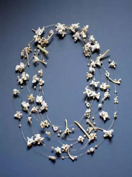 《雞骨頭》，小雞骨頭、人造珍珠、純金，Jivan Astfalck