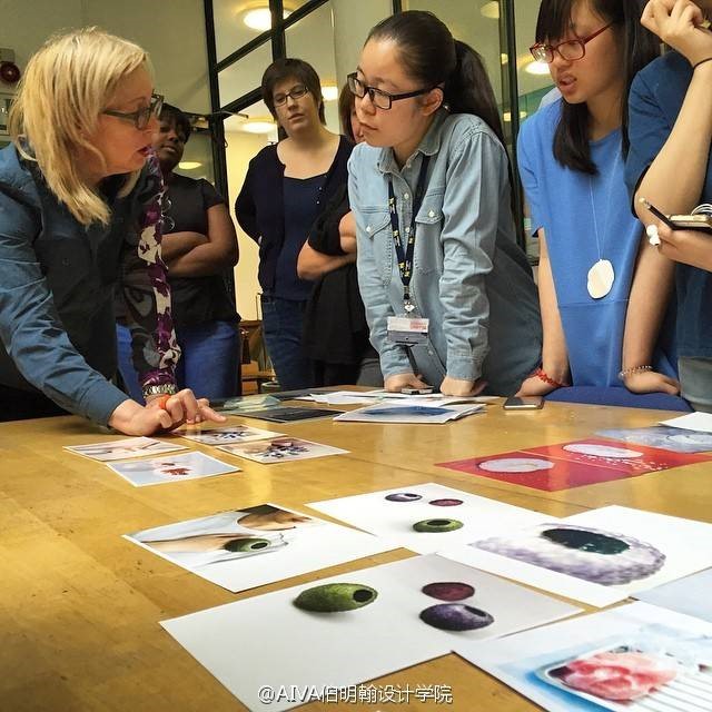 Jivan正在和學(xué)生探討作品