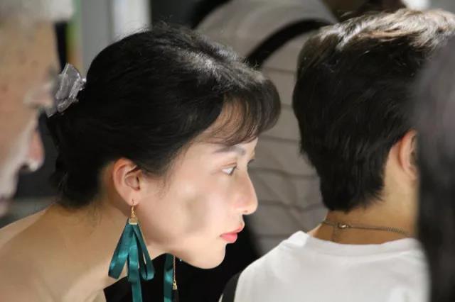 一個(gè)個(gè)專注的眼神