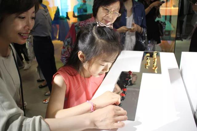 一個(gè)個(gè)專注的眼神