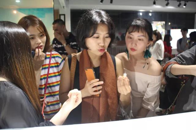 “小設(shè)計(jì)師”為觀眾講述作品背后的故事