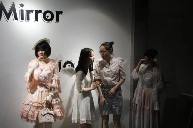 開幕式的高潮出現(xiàn)在了“現(xiàn)場最佳著裝獎(jiǎng)”的評(píng)選