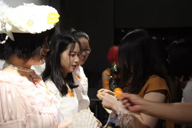 開幕式的高潮出現(xiàn)在了“現(xiàn)場最佳著裝獎(jiǎng)”的評(píng)選