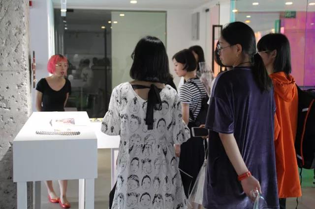 同學(xué)們對(duì)展覽作品 提出自己的問(wèn)題