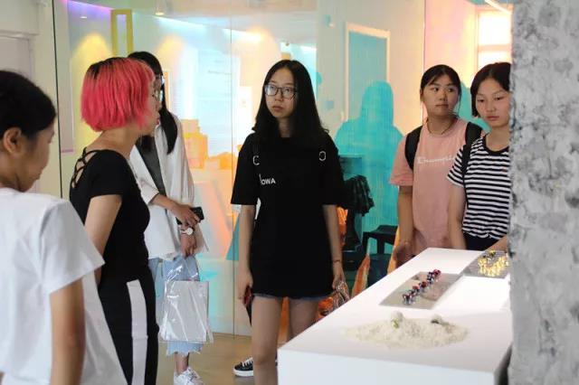 同學(xué)們對(duì)展覽作品 提出自己的問(wèn)題