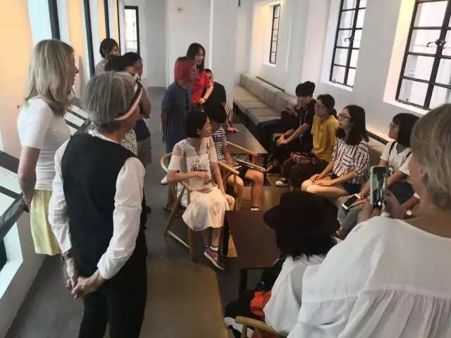 遇上了來(lái)自法國(guó)巴黎從事服裝行業(yè)的觀眾，大家一起愉快地聊天