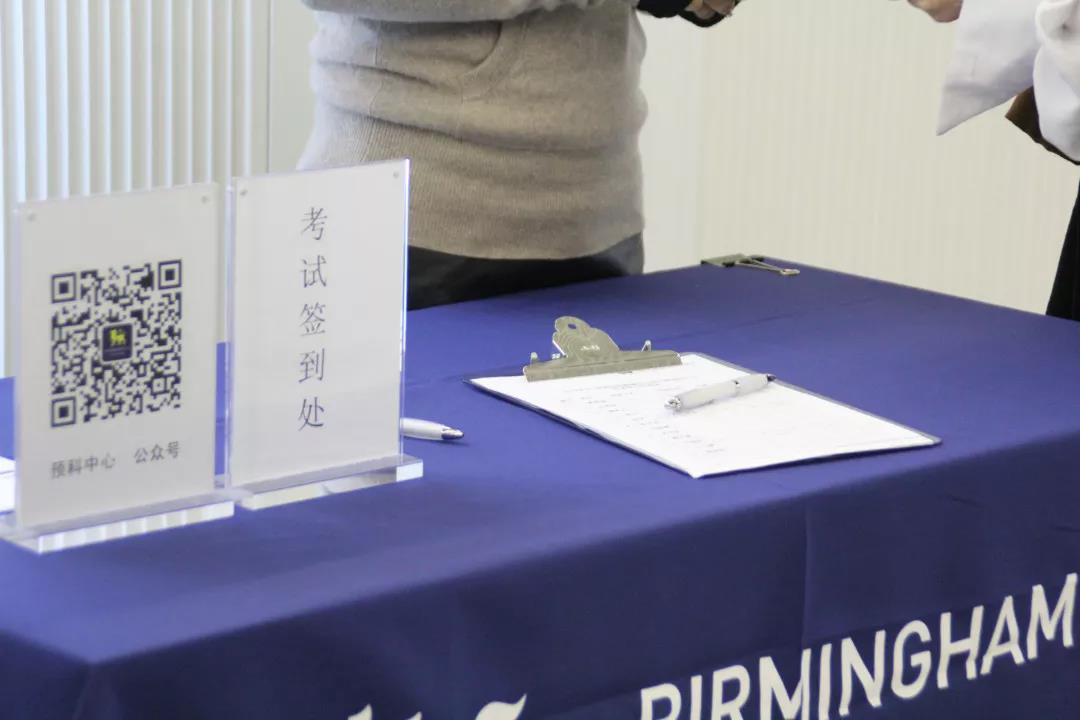 9: 30  考生陸續(xù)進(jìn)場