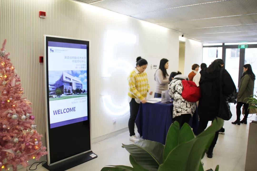 9: 30  考生陸續(xù)進(jìn)場