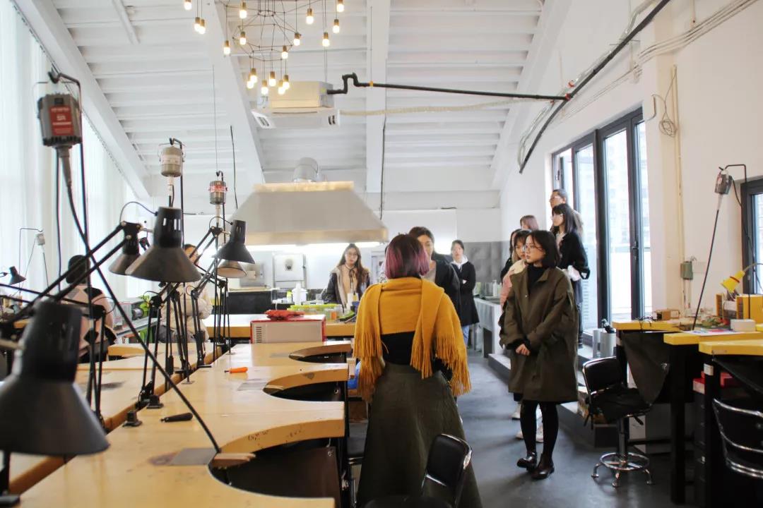 10: 10  教學(xué)主管帶領(lǐng)參觀學(xué)校