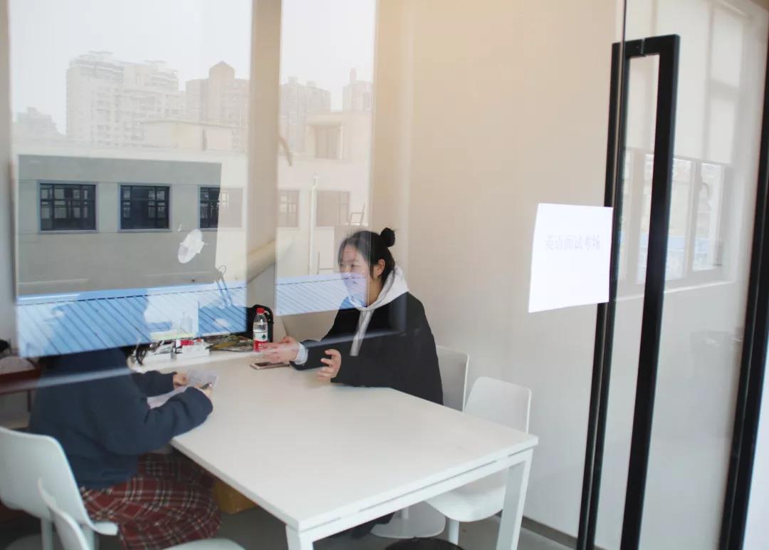 11: 30  英語一對(duì)一面試