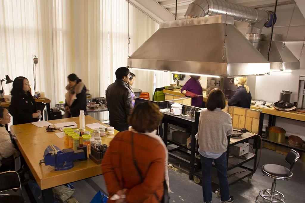 13: 30  考生家長體驗(yàn)琺瑯制作