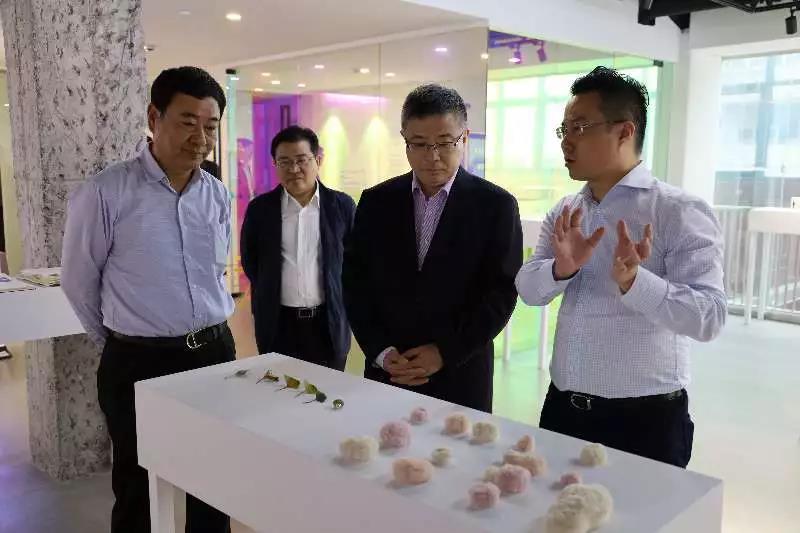 陸曉棟書記聆聽學(xué)生作品背后的故事