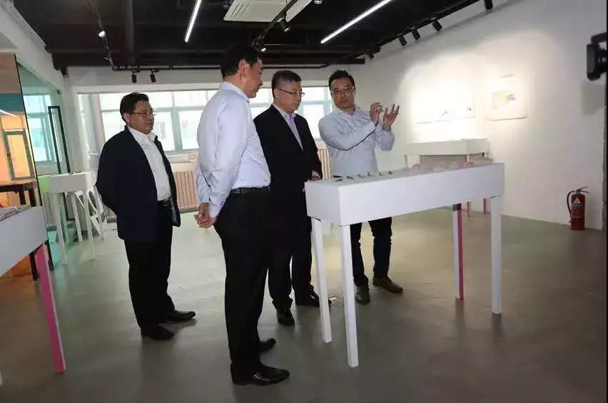 陸曉棟書記聆聽學(xué)生作品背后的故事