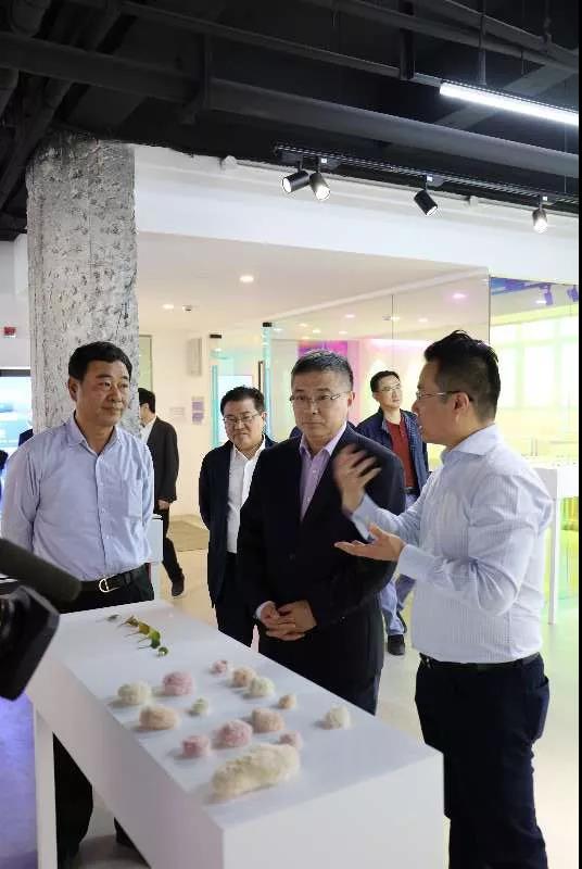 陸曉棟書記聆聽學(xué)生作品背后的故事