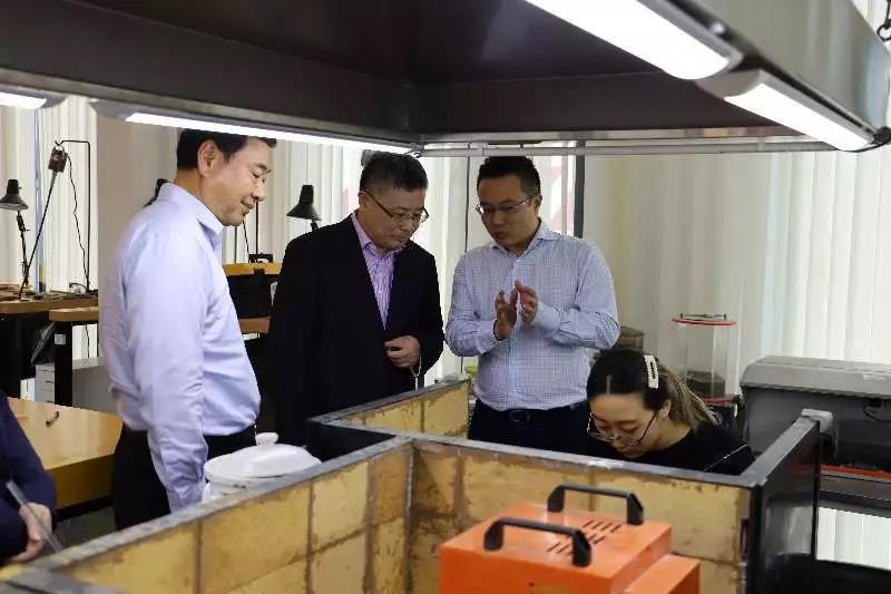 書記與領(lǐng)導(dǎo)參觀學(xué)校英國標(biāo)準(zhǔn)首飾工作室