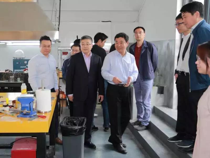 書記與領(lǐng)導(dǎo)參觀學(xué)校英國標(biāo)準(zhǔn)首飾工作室