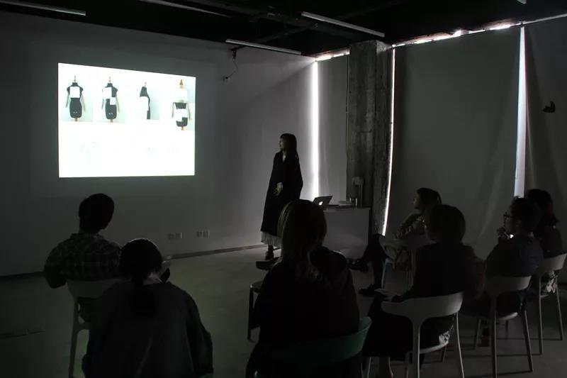 學生進行作品演講&回答考官提問