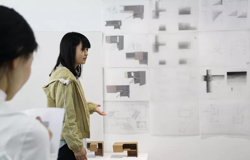 學生進行作品演講&回答考官提問