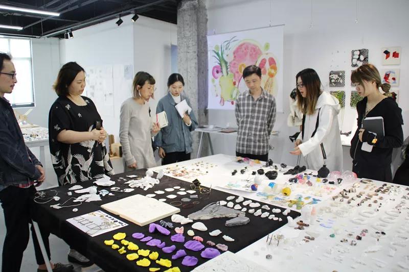 學生進行作品演講&回答考官提問