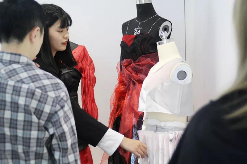 學生進行作品演講&回答考官提問