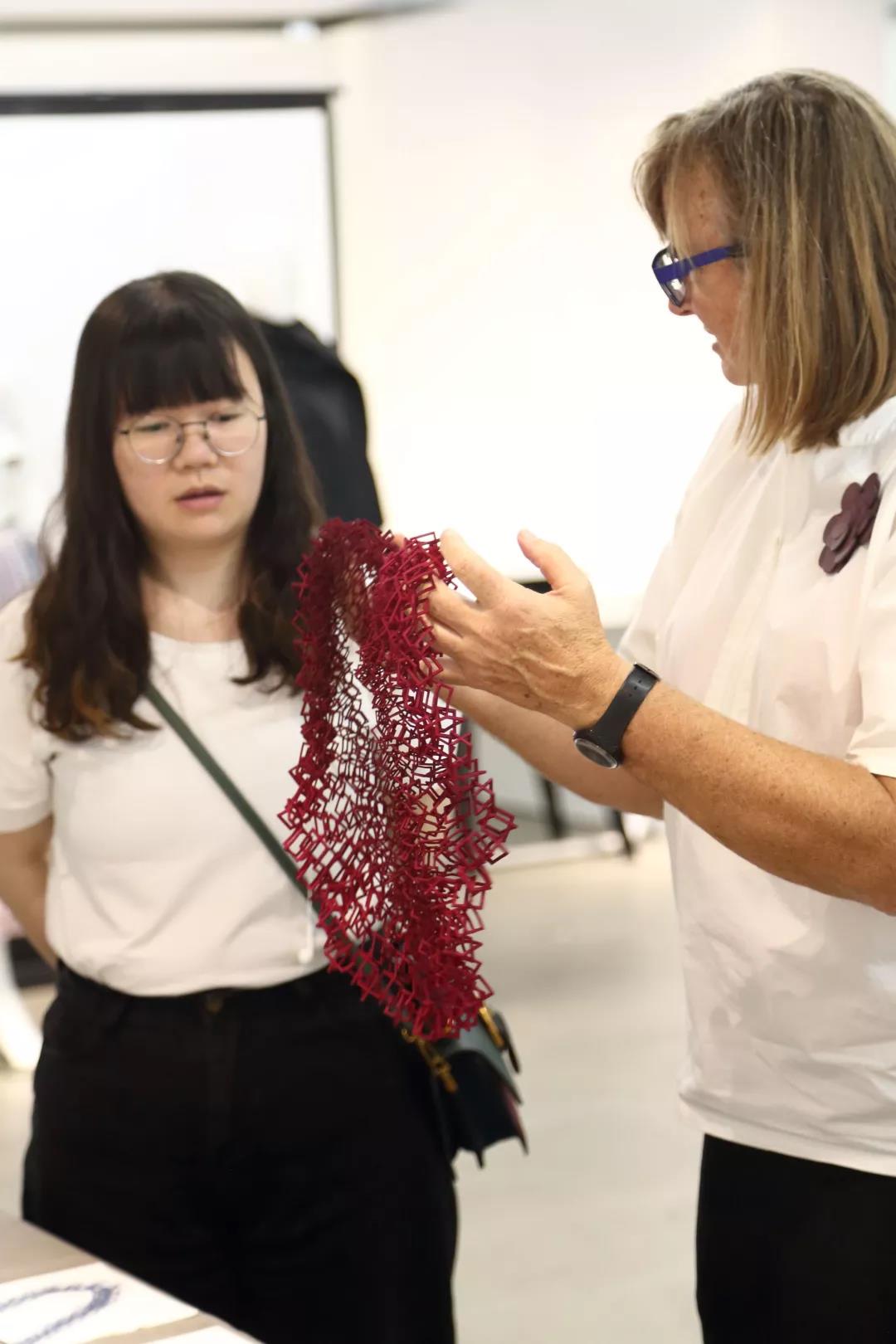 觀眾試戴Bin的首飾