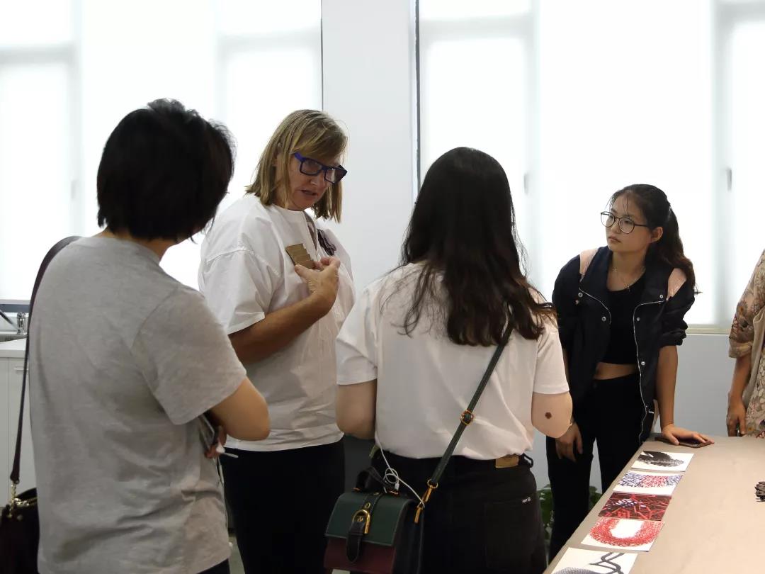 觀眾試戴Bin的首飾