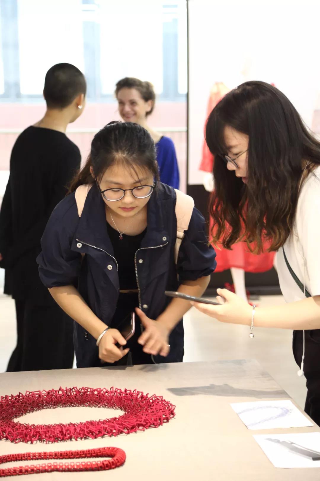 觀眾試戴Bin的首飾