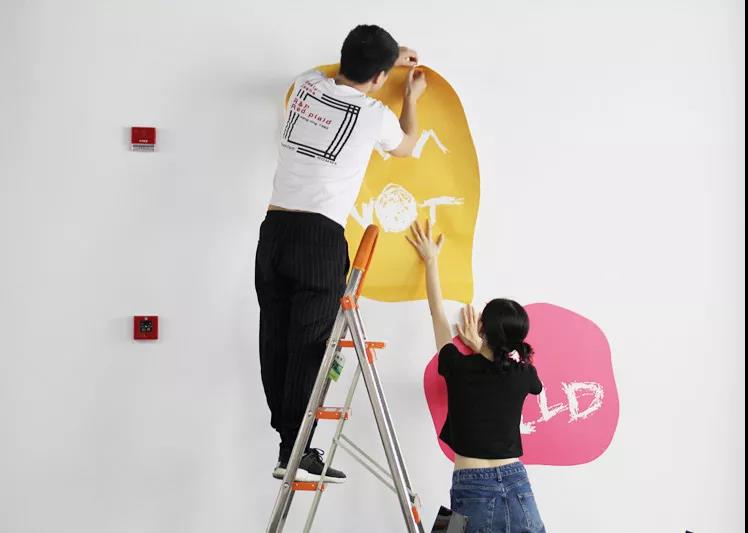 正在進行最后布展的同學(xué)老師們