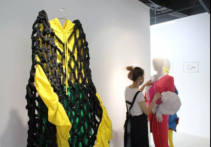 正在進行最后布展的同學(xué)老師們