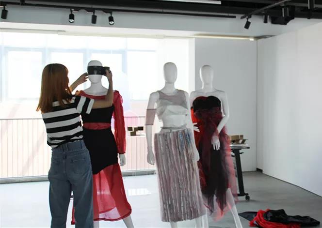 正在進行最后布展的同學(xué)老師們