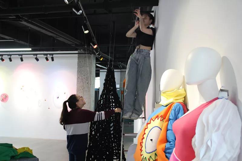 正在進行最后布展的同學(xué)老師們