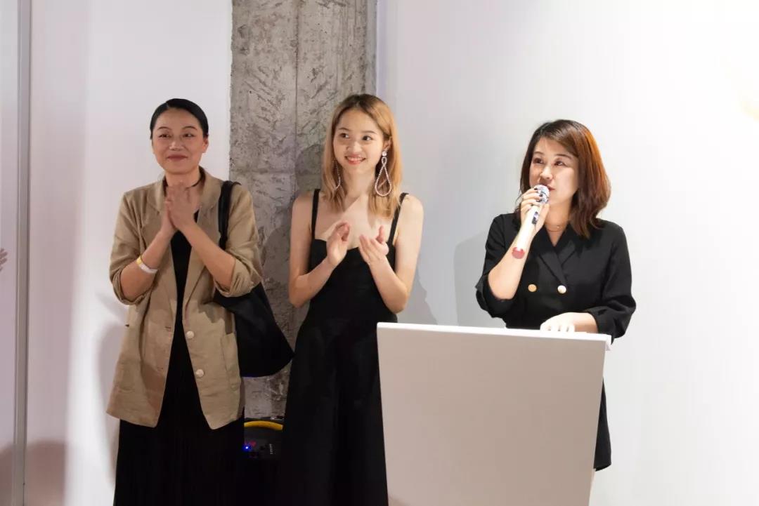 頒發(fā)年度優(yōu)秀學(xué)生