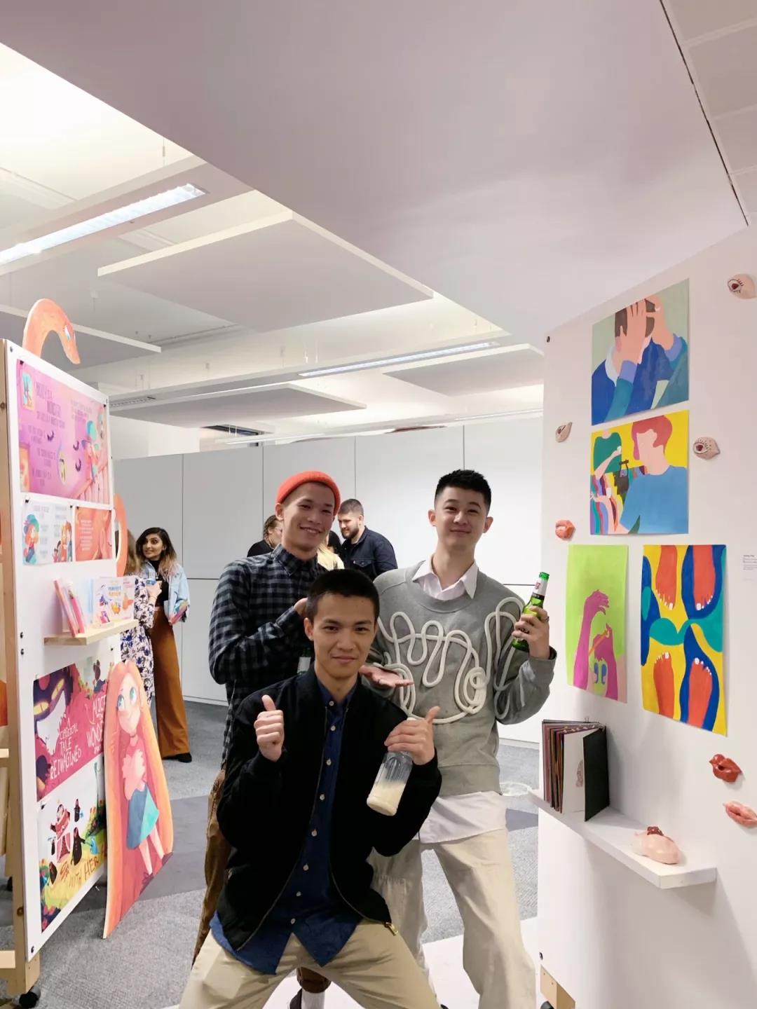 Dragon和同學(xué)們在畢業(yè)展上