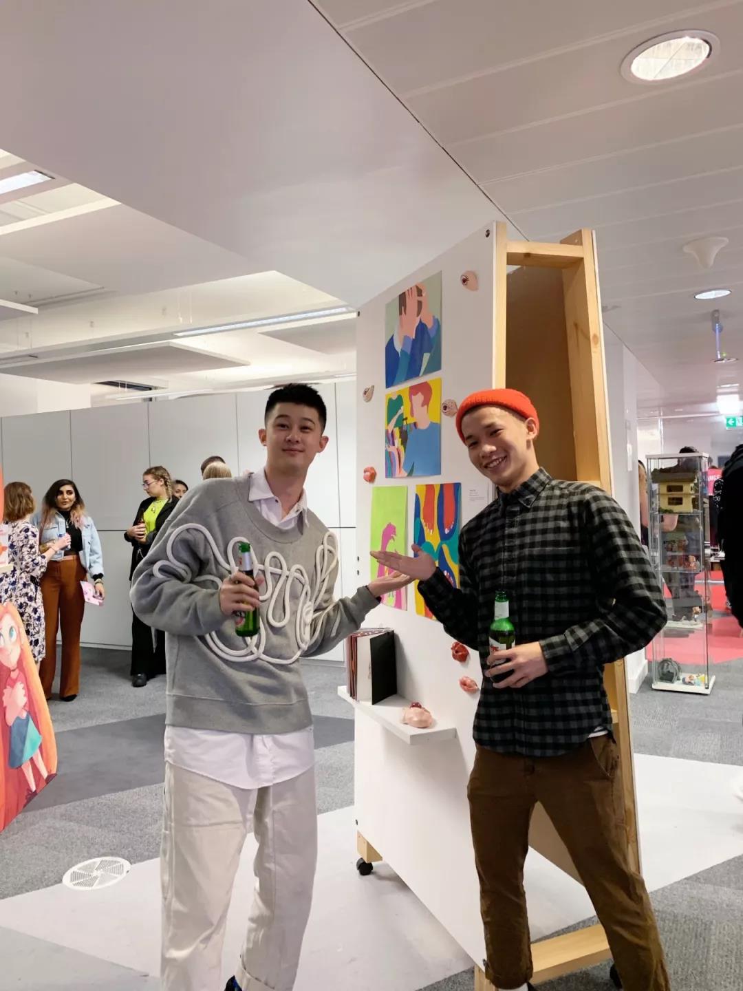 Dragon和同學(xué)們在畢業(yè)展上