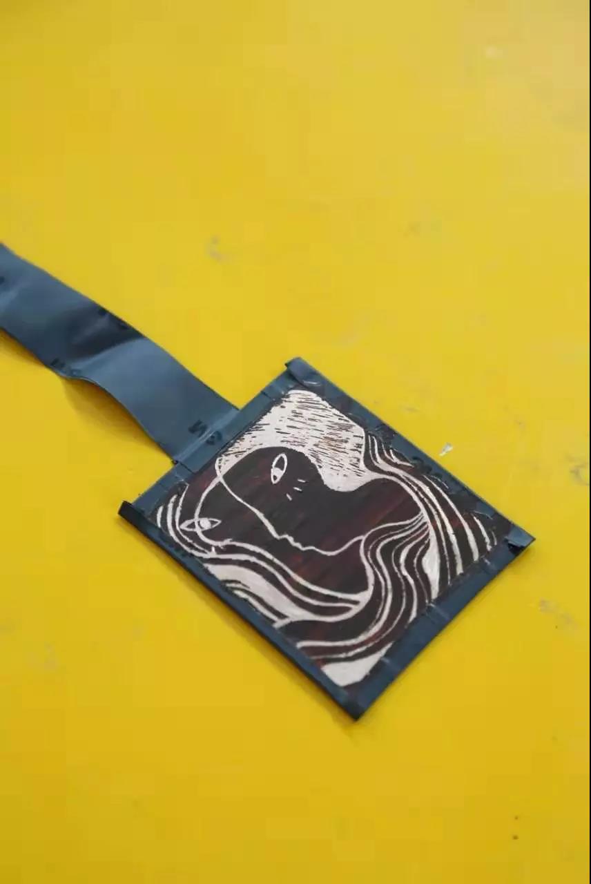 待酸蝕的金屬板