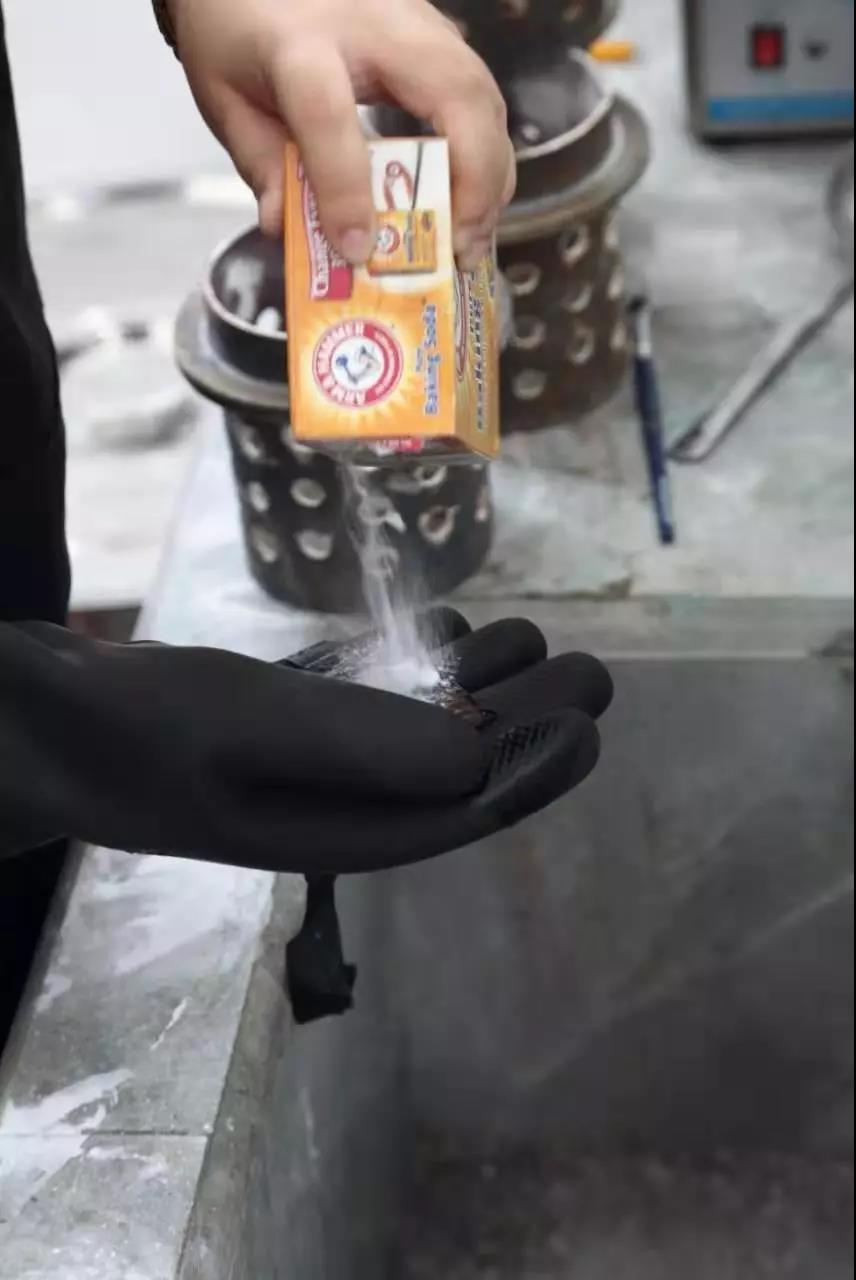 酸蝕后的金屬板