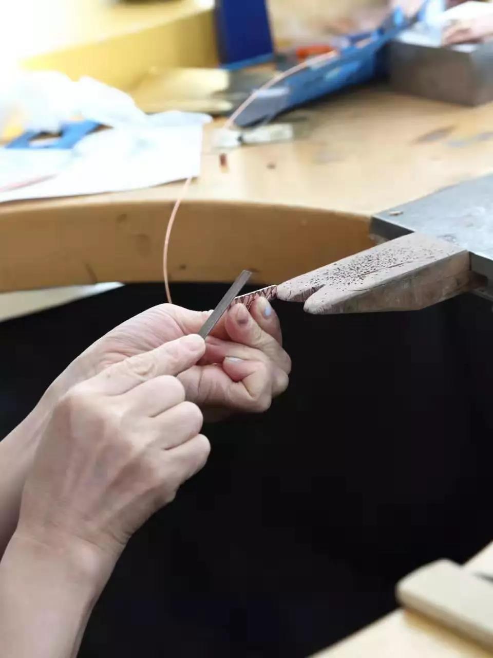 切鋸、銼磨、鉆孔、焊接