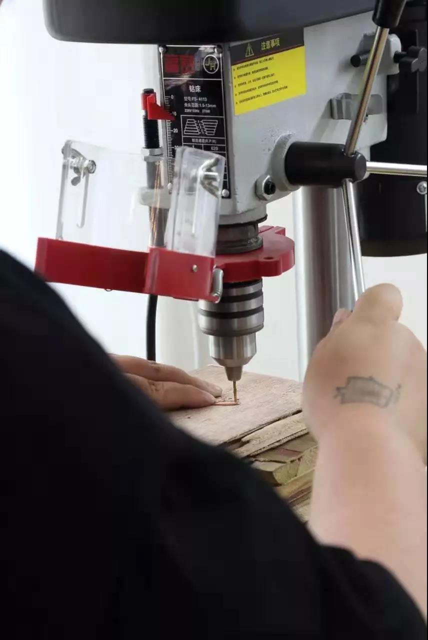 切鋸、銼磨、鉆孔、焊接