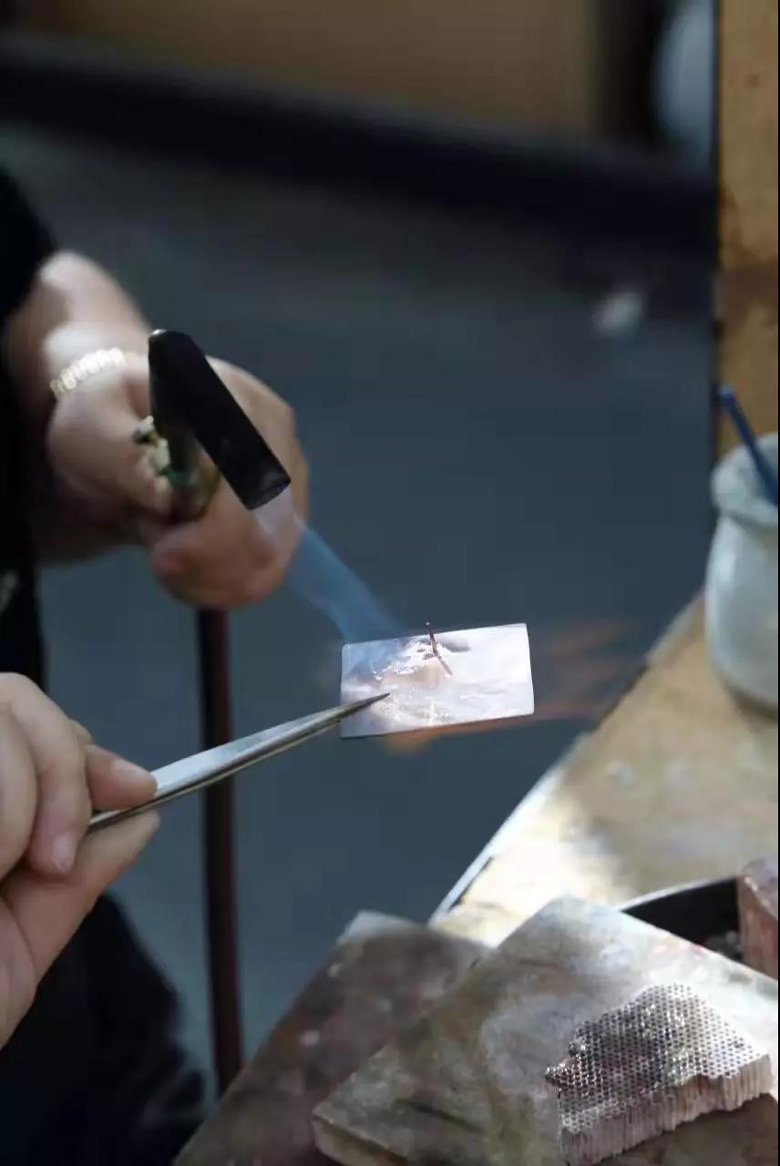 切鋸、銼磨、鉆孔、焊接