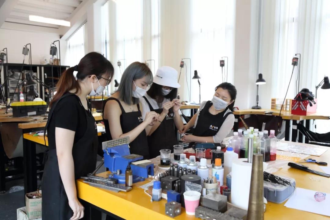 亞克力暈染首飾工坊現(xiàn)場(chǎng)