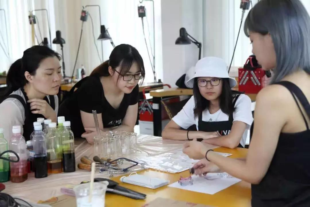 亞克力暈染首飾工坊現(xiàn)場(chǎng)