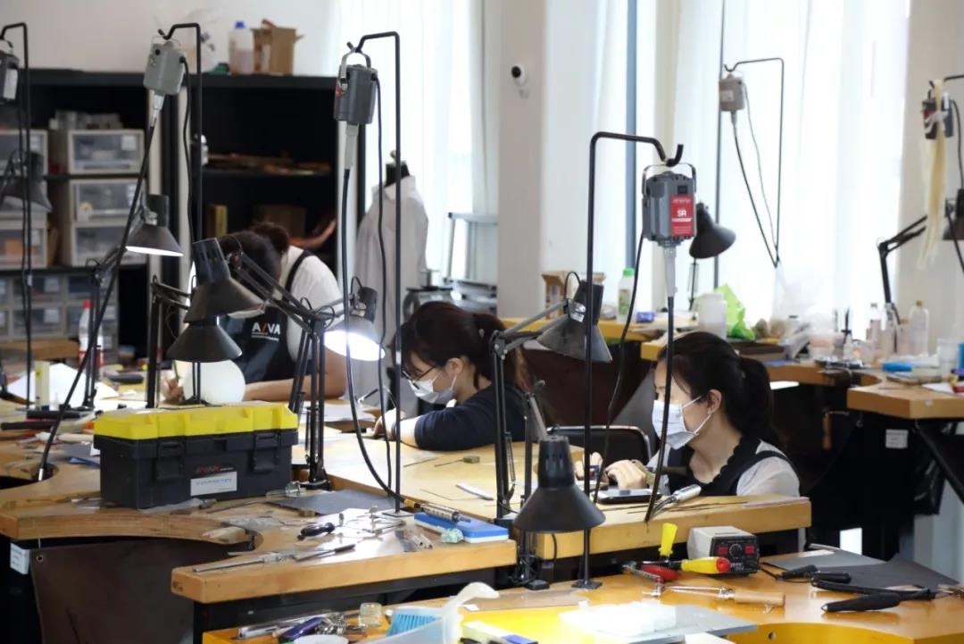 亞克力暈染首飾工坊現(xiàn)場(chǎng)