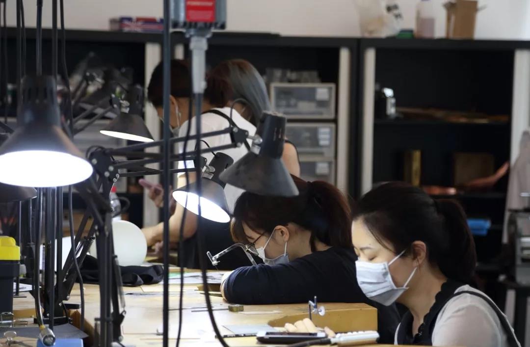 亞克力暈染首飾工坊現(xiàn)場(chǎng)