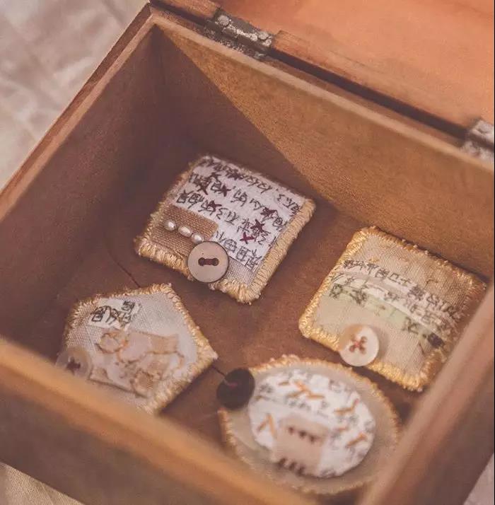 藝術(shù)家將日記編織成首飾