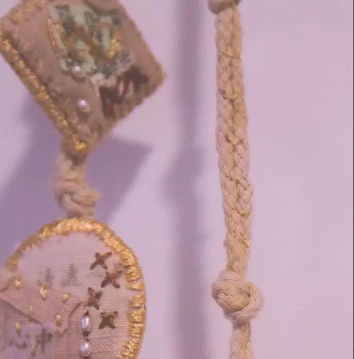 藝術(shù)家將日記編織成首飾