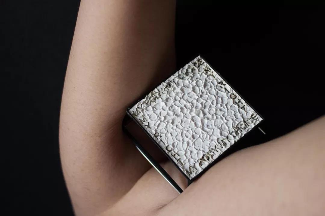 這一系列首飾探索女性運(yùn)動