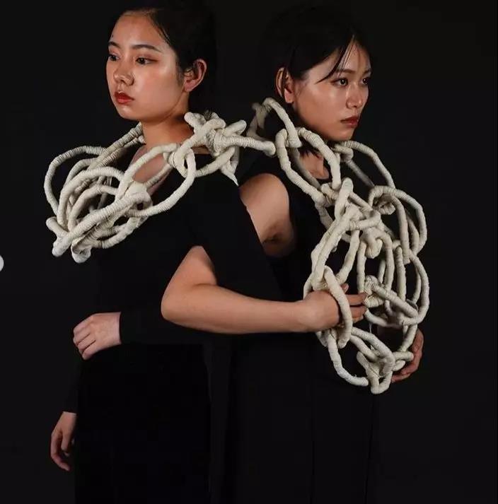 靈感來自東西方女性主義藝術(shù)的差異