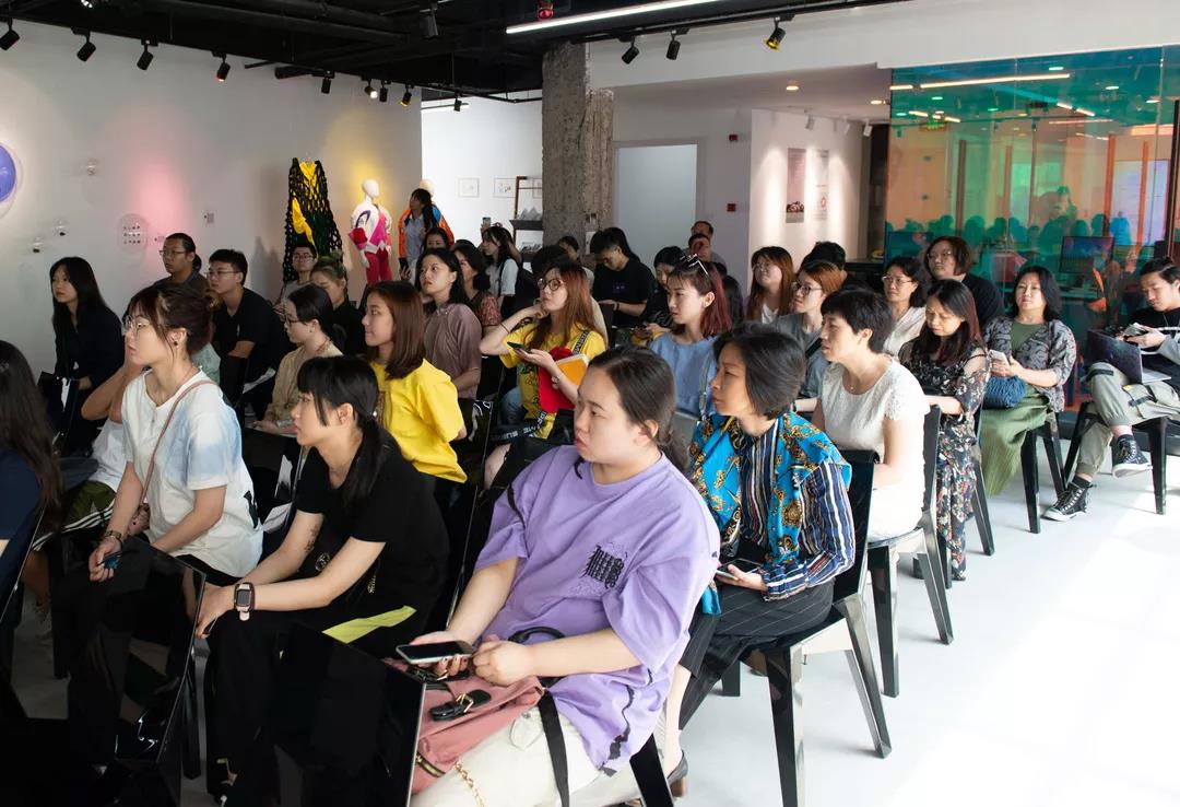 同學及家長們準時來到學校參加開學典禮