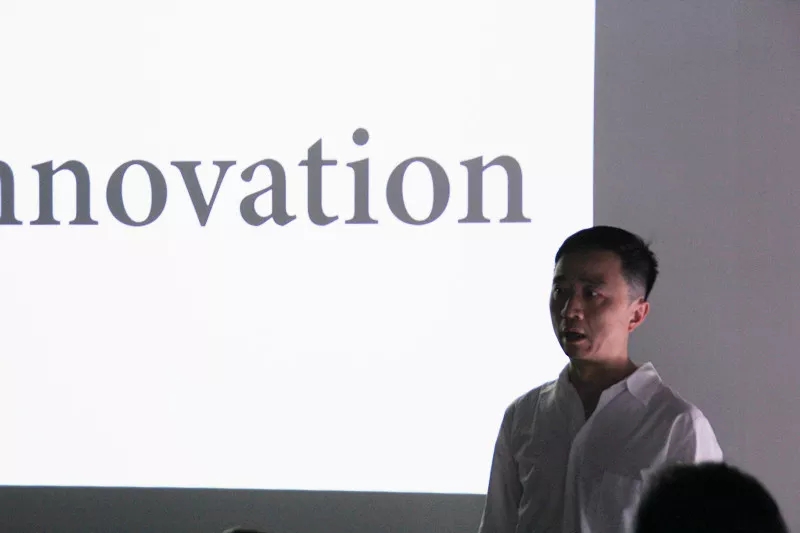 學(xué)術(shù)主持姜節(jié)泓教授用一個(gè)下午的時(shí)間和大家聊了聊關(guān)于“創(chuàng)新”以及“藝術(shù)策展”的話題